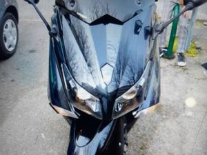 VEND TMAX 530 NOIR JANTE OR