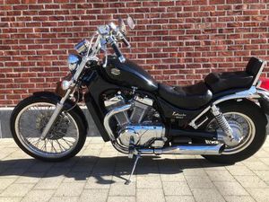 ② SUZUKI 800 INTRUDER