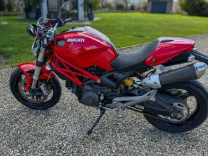 DUCATI MONSTER 696