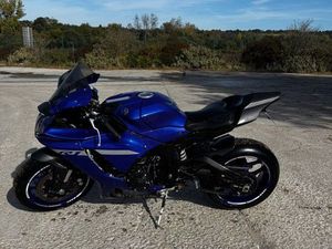 YAMAHA R1