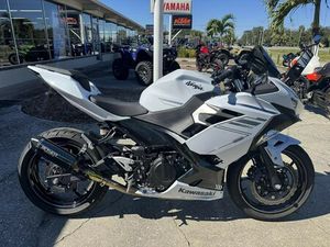 2023 KAWASAKI NINJA® 400 ABS PEARL BLIZZARD WHITE/METALLIC CARBON GRAY