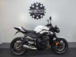 TRIUMPH STREET TRIPLE 765 R. 2023. 1 OWNER. LOW MILES. LOVELY EXAMPLE. WHITE