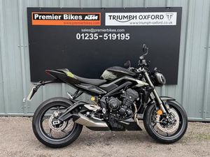 STUNNING ONE OWNER 2024/74 TRIUMPH STREET TRIPLE 765 RS MOTORCYCLE
