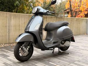 VESPA GTS 125 SUPERSPORT // LEOVINCE // GRAU MATT // WENIG KM