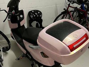 NEUWERTIGER E- ROLLER ZU VERKAUFEN CANTON ZURICH -