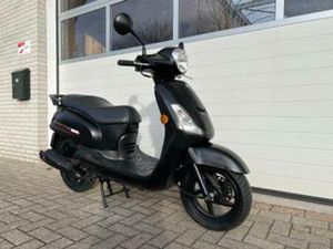 ZGAN.: SYM FIDDLE II BROMSCOOTER. 45KM. 4T. MAT/ GLANS ZWART — SCOOTERS | SYM — MARKTPLAATS