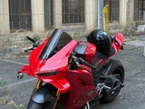 DUCATI PANIGALE V4 S 2025 CON AKRAPOVIC