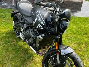 ② TRIUMPH TRIDENT 660
