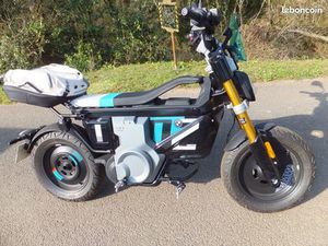 MAGNIFIQUE MOTO ÉLECTRIQUE BMW CE02 125 CC