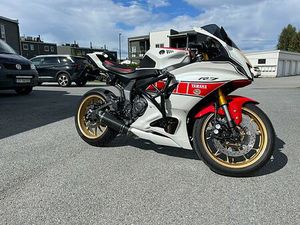YAMAHA R7