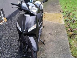 ② SCOOTER PEUGEOT TWEET CLASSE B