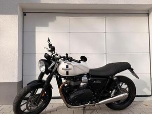 TRIUMPH STREET TWIN 900