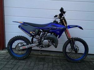 YAMAHA YZ 85 MIT GROßEM RIVA-RAHMEN