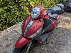 PIAGGIO MEDLEY 125 ABS – TRÈS BON ÉTAT – ACCESSOIRES INCLUS