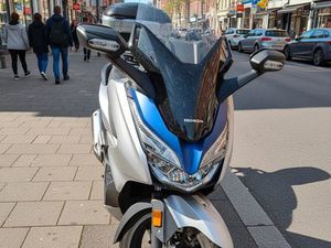 HONDA FORZA 125 – 2 000 KM SEULEMENT – COMME NEUF + TOP CASE