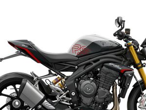 SPEED TRIPLE 1200 RS - BLACK WEEKS ACTION