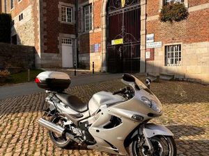 ② KAWASAKI ZZR 1200 CC