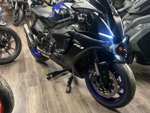 YAMAHA R1 2024