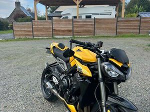 STREET TRIPLE RS