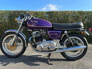 ② OLDTIMER MOTOR NORTON COMMANDO 850 JAAR 77.