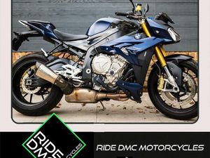 BMW S1000R SPORT. ONLY 6500 MILES. MANY EXPENSIVE EXTRAS. AKRAPOVIC, CARBON BITS. TOP SPEC 999 CC