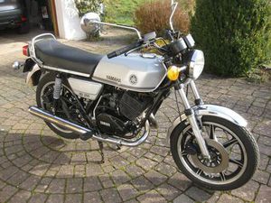 YAMAHA RD 250, MOTOR UND VERGASER IN WERKSTATT ÜBERHOLT