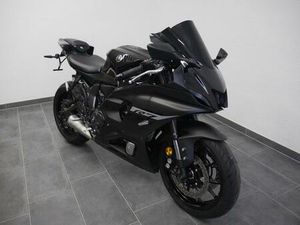YAMAHA YZF R 7 // 1. HAND // 2024 // SCHWARZ A2