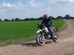 YAMAHA TTR 600 R (EZ 18.04.2001) – REISE-SETUP, VIEL INVESTIERT