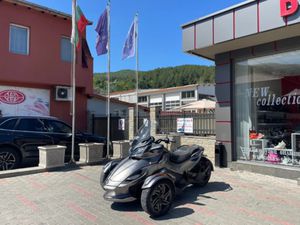 CAN-AM SPYDER STS →