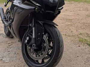 YAMAHA YZF-R1 NERO