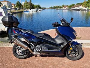 YAMAHA T-MAX 530 DX ÉTAT NEUF AVEC LIGNE AKRAPOVIC