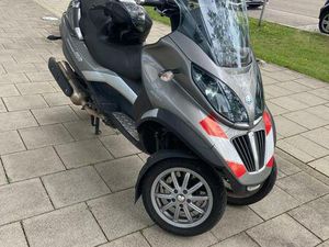 PIAGGIO MP3 400 DREIRAD-ROLLER MIT WINDSCHUTZ & TOPCASE