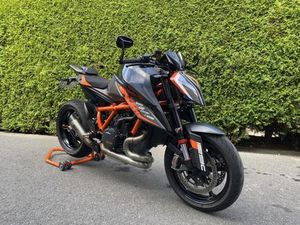 ② KTM SUPERDUKE 1290 R 15860 KM.