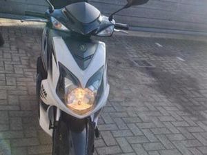 SYM JET4 GEEL KENTEKEN 2011 MET TOP KOFFER — SCOOTERS | SYM — MARKTPLAATS