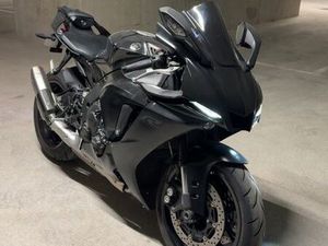 YAMAHA R1 BLACK