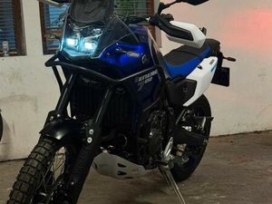 ② YAMAHA TENERE 700 2025 CASI NEUVE AVEC AKRA