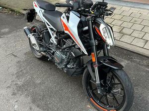 ② KTM DUKE 390