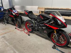 2X TRIUMPH DAYTONA 675 2006 UND 2008 RENNEN RACE STEHT IN HOLLAND