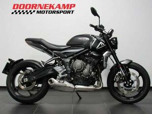 TRIUMPH TRIDENT 660 ZWART