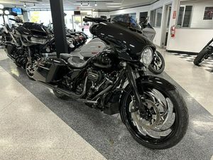 2017 HARLEY-DAVIDSON® STREET GLIDE® SPECIAL VIVID BLACK