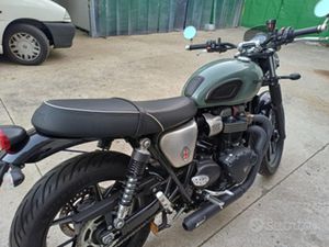 MOTO TRIUMPH STREET TWIN 900