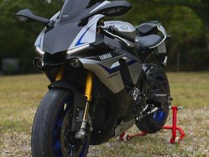 YAMAHA R1M