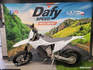 STARK VARG SM 60 CH SUPER MOTARD ÉLECTRIQUE HOMOLOGUÉE POUR LA ROUTE