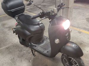 SCOOTER ÉLECTRIQUE UNU 3000 WATT AVEC 3 BATTERIES