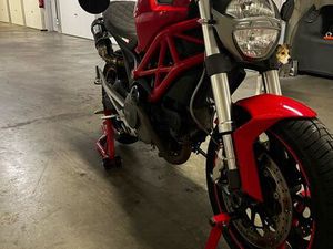 DUCATI MONSTER 696