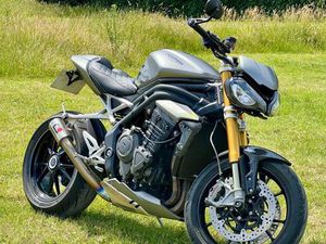 TRIUMPH SPEED TRIPLE 1200 RS