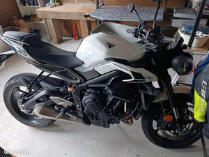 TRIUMPH STREET TRIPLE R (MODÈLE 2024) - ÉTAT NEUF
