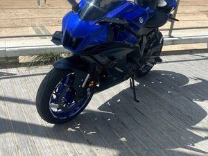 YAMAHA R7