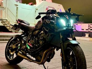 ② YAMAHA MT07 2022
