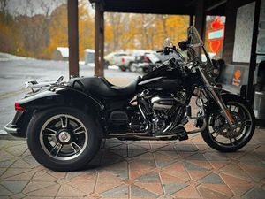 2019 HARLEY-DAVIDSON® FREEWHEELER® VIVID BLACK